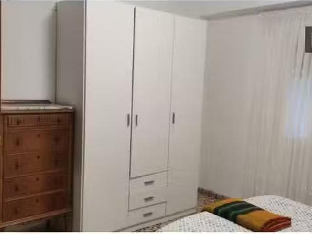 Nuevo Se alquila habitación en piso de 4 habitaciones en Alica.