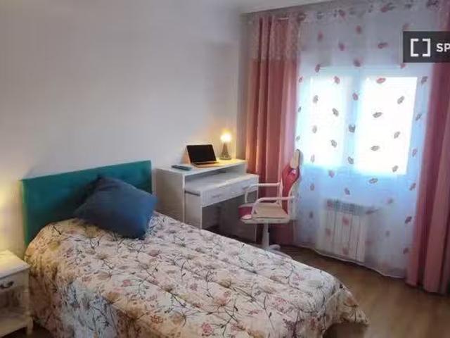¡Oferta! Se alquila habitación en piso de 5 habitaciones en Ma.