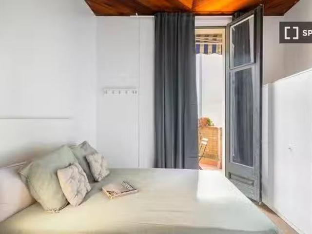 ¡Oferta! Se alquila habitación en piso de 6 habitaciones en Ba.