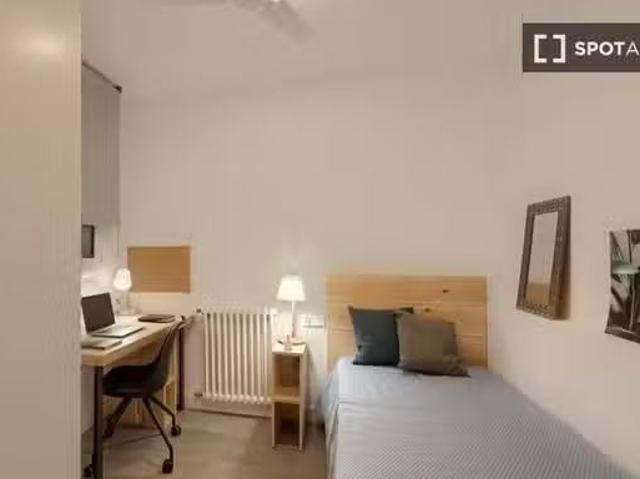 Bonito Se alquila habitación en piso de 7 habitaciones en Barc.