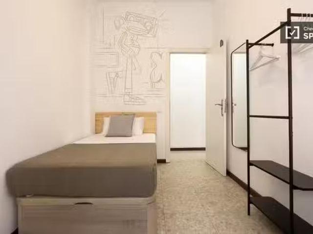 ¡Oferta! Se alquila habitación en piso de 7 habitaciones en Ba.