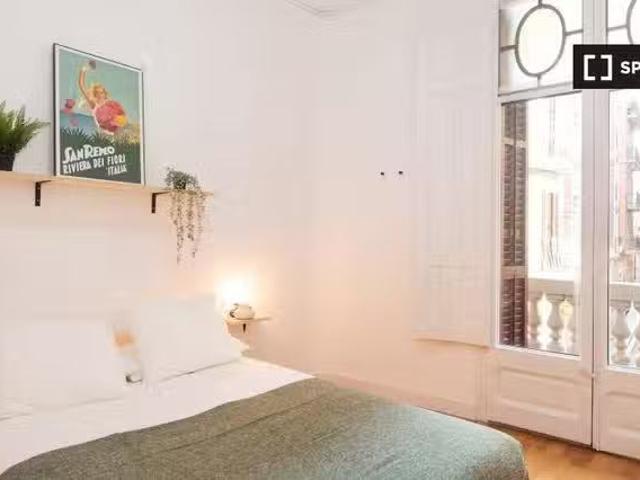 ¡Oferta! Se alquila habitación en piso de 8 habitaciones en Vi.