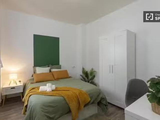 Nuevo Se alquila habitación en piso de 8 habitaciones en Extra.