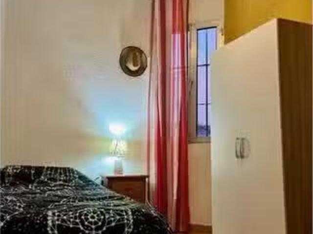 ¡Renta! Se alquila habitación en piso de 3 dormitorios en Cent.