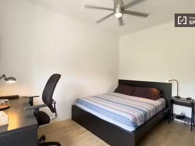 ¡Oferta! Se alquila habitación en piso de 3 habitaciones en Gr.