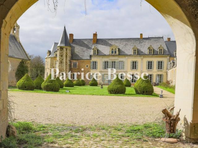 En Anjou, un remarquable château inscrit Mh, avec sa chapell. 1680m² Angers