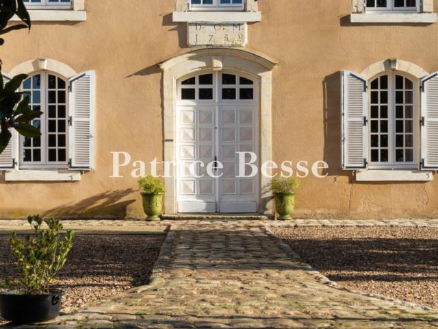 En Anjou, à la sortie d'un village, un ancien prieuré des 15. 280m² Saumur
