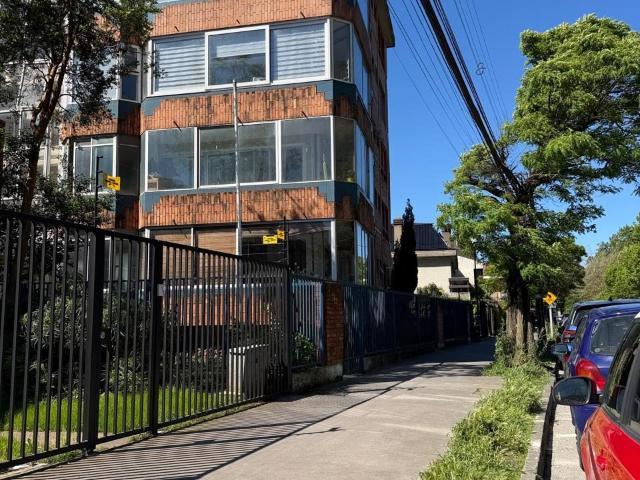 En arriendo departamento frente a parque ecuador