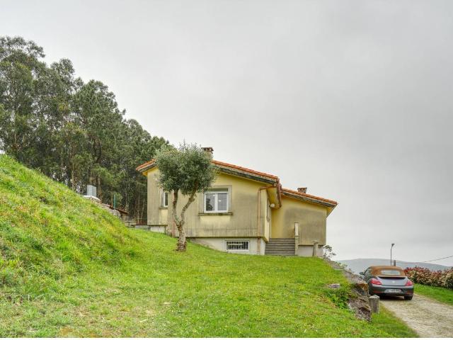 EN BARIZO, concello de MALPICA, en la provincia de A Coruña, nos encontramos con esta fantástica vivienda