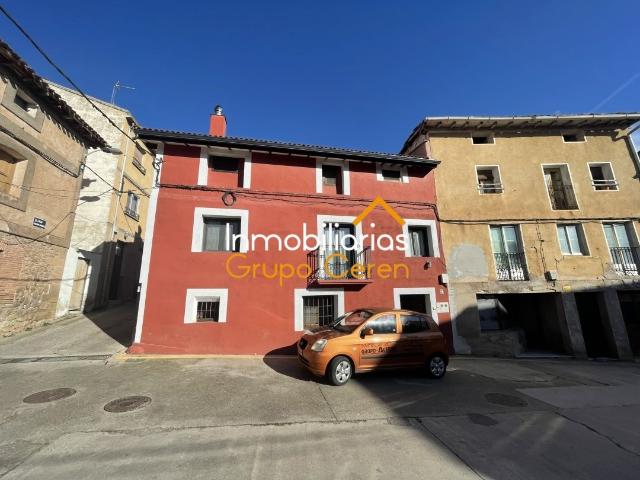 EN BAÑOS DE RIOJA CASA DE PUEBLO RESTAURADA, CON PATIO JARDÍN Y CALADO