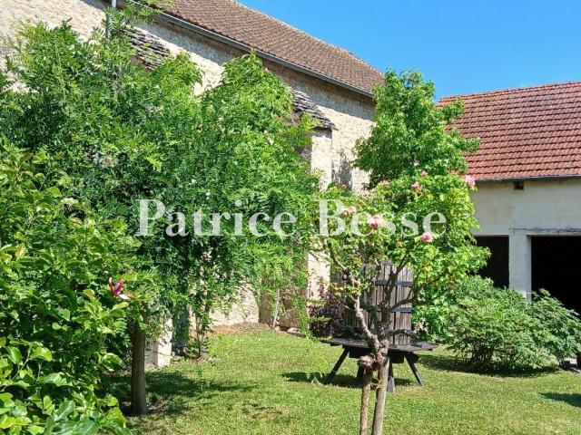 En Bourgogne, près de Beaune, un ensemble immobilier du 17e. 590m² Beaune
