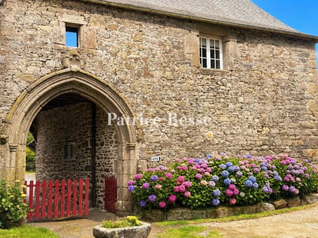En Bretagne, à 10 min au sud de Tréguier, Un manoir et son l. 641m² La Roche Jaudy