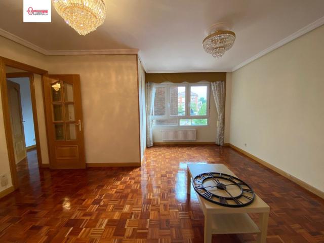 En Burgos C/ Alfareros. Se alquila precioso piso de cuatro habt, baño, aseo, garaje