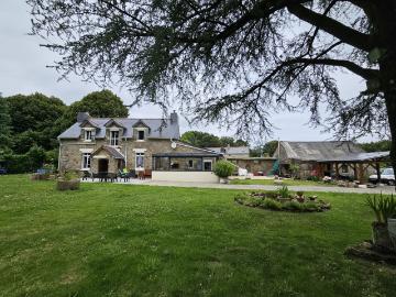 EN CAMPAGNE, JOLIE MAISON EN PIERRES AVEC DEPENDANCES