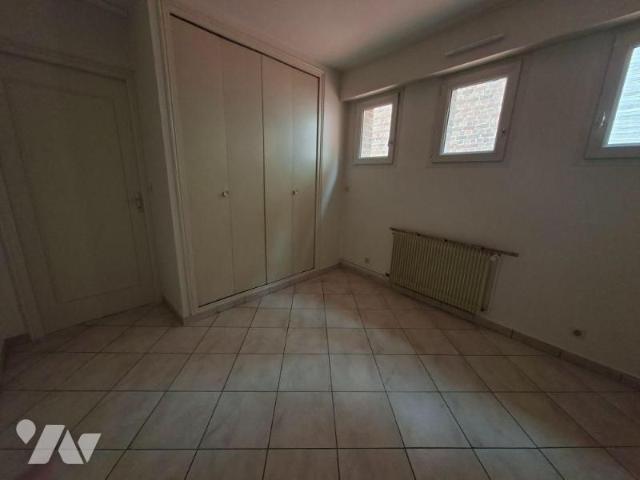 En centre ville, appartement de type 3 au 1er étage sans ascenseur avec cour comprenant: Salon.