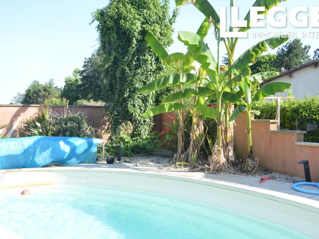 En centre ville de TOMBEBOEUF et proche du golf, maison familiale avec jardin, piscine, garage et hangar