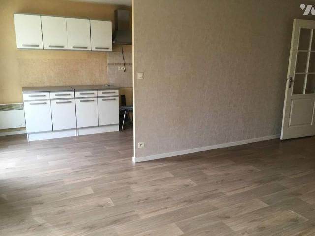 En centre ville, un appartement de type 3 en rez de jardin, comprenant: Entrée: couloir a.