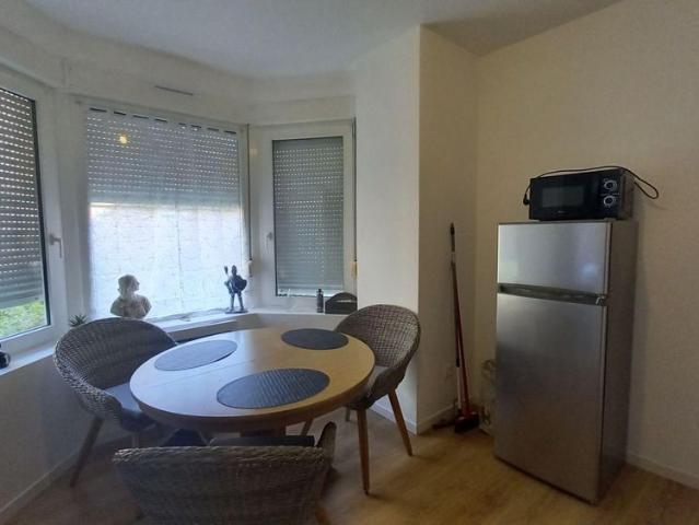 EN CENTRE VILLE Un appartement situé au rez de chaussée comprenant: un séjour une cuisin.