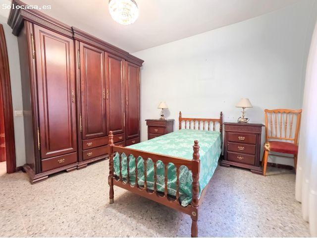 En el tradicional Barrio de San Vicente se ofrece estupendo piso con ascensor