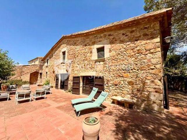 En el tranquilo vecindario de Penedès Llagostera, a tan so. 627m² Girona