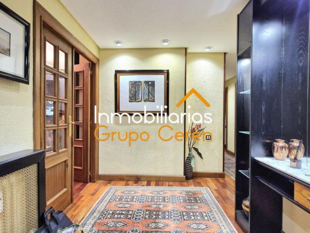 En el corazón de una zona tranquila y residencial, a tan solo 100 metros del histórico casco de Santo Domingo de la Calzada