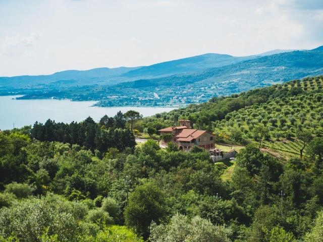En el lago Trasimeno, casa de campo renovada en los años nov. 580m² Magione