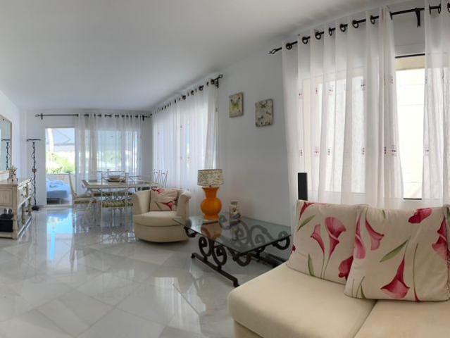EN Elegant two bedroom apartment in Puerto Banús for rent with stunning sea views