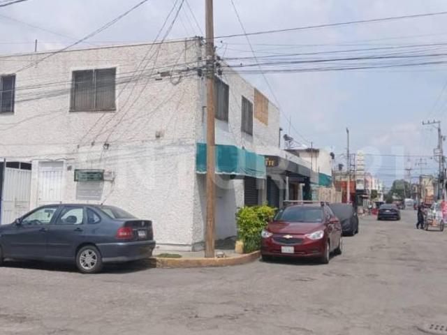 En esquina con 4 locales comerciales y un departamento, a 700 m de Av Central