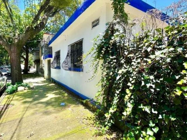 En esquina en el Centro de Coyoacan, a 3 calles del Museo de Frida Kahlo