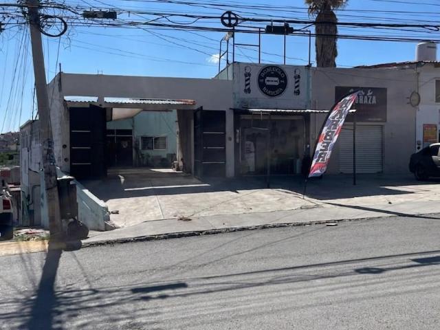 En Esquina, Sobre importante avenida. Bodega, Tres locales, Taller u Oficinas