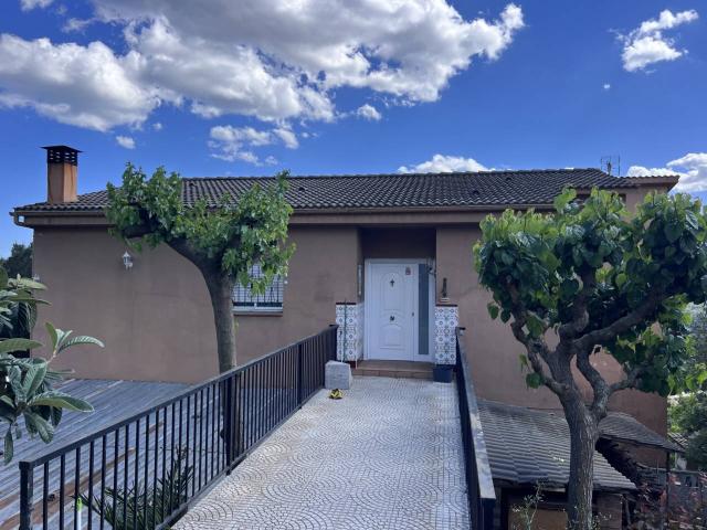 En Exclusiva, casa a cuatro vientos con piscina y vistas a la montaña en Dosrius – Can Canyamars
