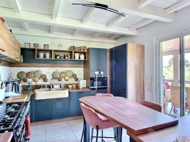 En EXCLUSIVITE Villa de 185m² avec panorama exceptionnel et un calme absolu sur la plaine des Maures