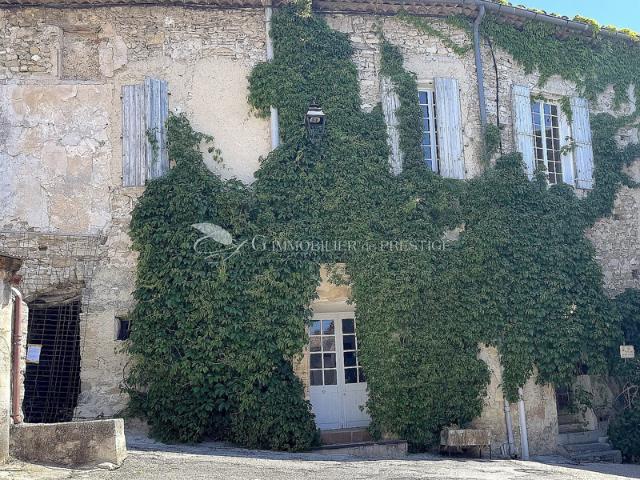 En exclusivité, à Malemort du Comtat, une maison de village