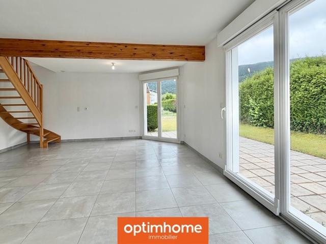 EN EXCLUSIVITÉ à SAULXURES SUR MOSELOTTE – Maison récente 117 m² environ au sol 90 m² Carrez | 3 chambres | Vivable de plain pied | Terrain plat de 846 m² | Garage | Centre ville au calme