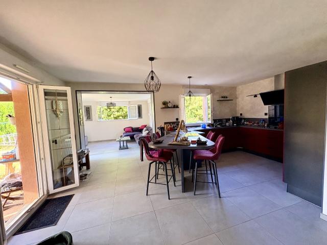 EN exclusivité: Belle maison familiale avec piscine sur un terrain de 1 187 m2