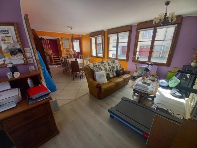 CHAILLAND SORTIE DE VILLAGE MAISON DE 110 M2 HABITABLE ET DOUBLE GARAGE POUR CAMPING CAR EN BORDURE DE RIVIERE AVEC 1400 M2 DE TERRAIN CLOS ET ARBORE