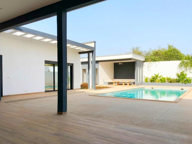 EN EXCLUSIVITE CHEZ SELECTION SENEGAL MAISON CONTEMPORAINE AVEC PISCINE SUR 707m2 DE TERRAIN SITUEE DANS UNE PETITE RESIDENCE PRIVE PROCHE DE LA MER ET DES COMMERCES