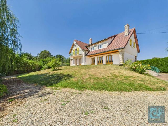 En exclusivité, élégance et caractère pour cette maison familiale