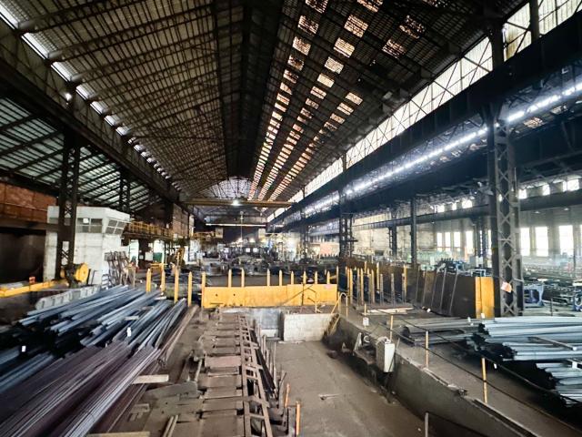 En exclusivité Ensemble de murs industriels – Production / L. m² Arthès