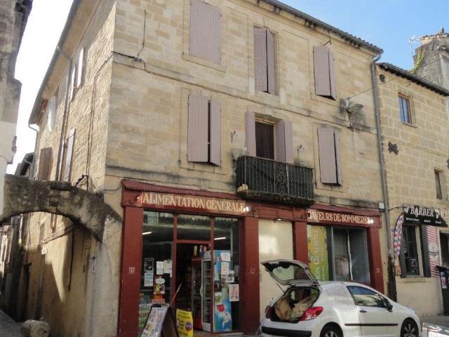 EN EXCLUSIVITE IMMEUBLE DE RAPPORT. Il se compose en rez de. m² Sommières