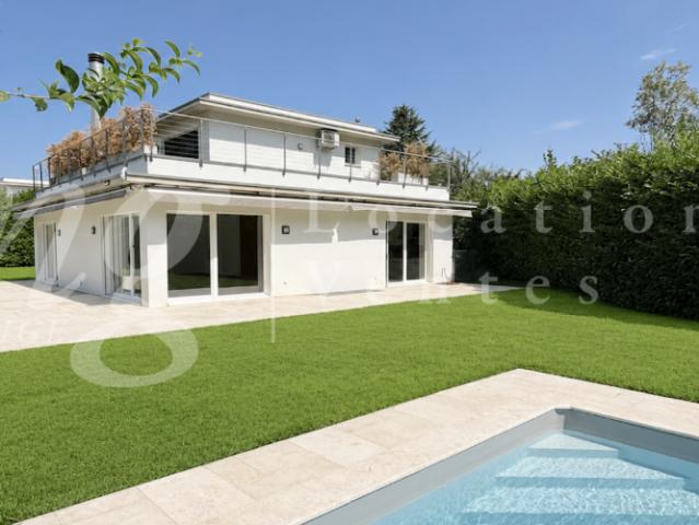 En exclusivité ! MAGNIFIQUE MAISON CONTEMPORAINE DE 8 PIECES AVEC JARDIN ARBORE ET GRANDE PISCINE