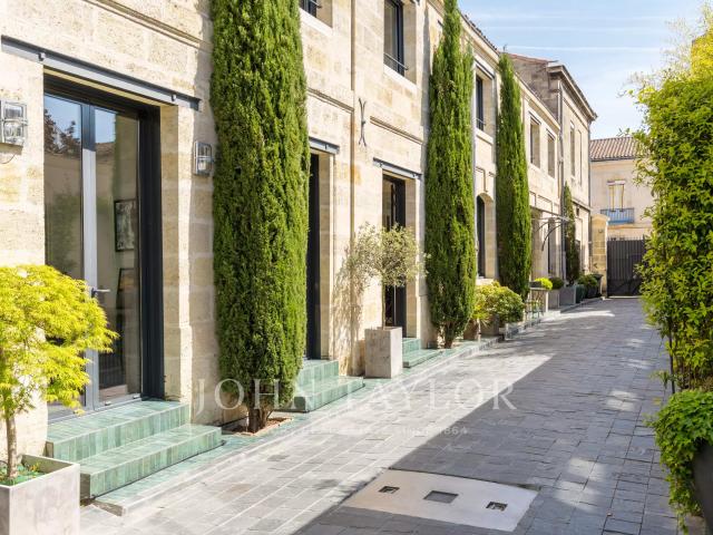 En exclusivité – Magnifique ancienne imprimerie réhabilitée 6 Chambres Piscine Grand garage et Jardin