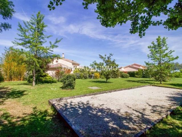 En exclusivité – Maison d’architecte avec parc, piscine et prest