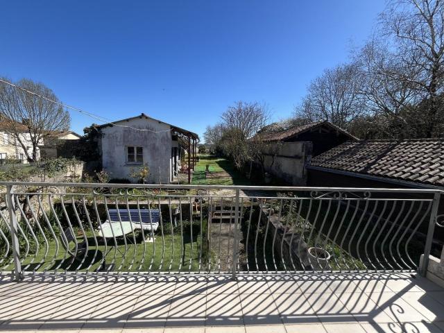 En exclusivité: Maison de village avec grand jardin 164m² Bors de Montmoreau