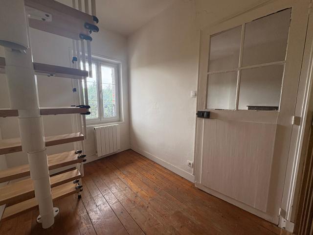 EN EXCLUSIVITÉ Maison de ville atypique avec cour