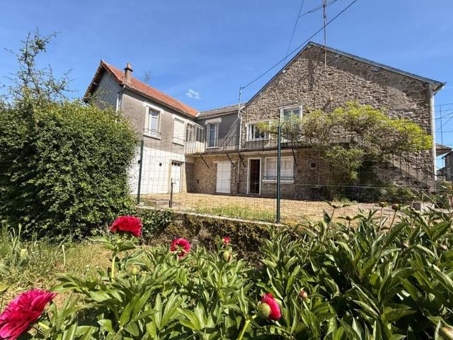 En Exclusivite ! Maison en pierre de 136m², 2 garages sur te. 136m² Bazelat
