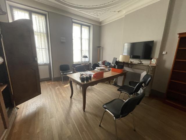 En exclusivité, Maubert Fontaine, ensemble immobilier avec grande maison de maître et local pro