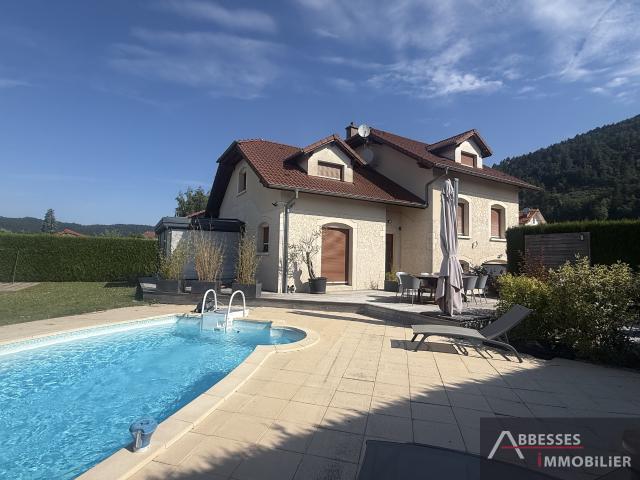 EN EXCLUSIVITÉ SAINT ETIENNE LES REMIREMONT: Jolie propriété avec piscine