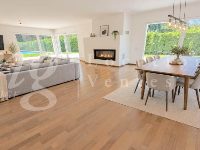 En exclusivité ! SUPERBE MAISON CONTEMPORAINE DE 8 PIECES AVEC GRANDE PISCINE ET JARDIN PRIVATIF