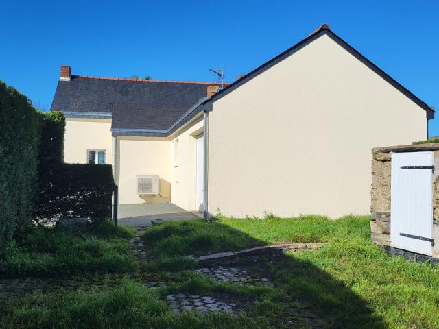 En exclusivité sur la commune de LA ROCHE BLANCHE, maison trois chambres, un bureau